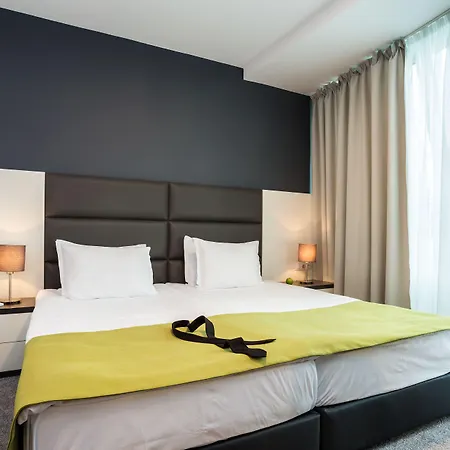 Earth & People & - Free Parking & Swimming Pool