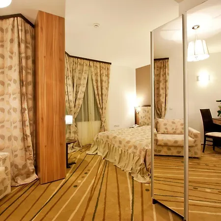 Earth & People & - Free Parking & Swimming Pool 4*