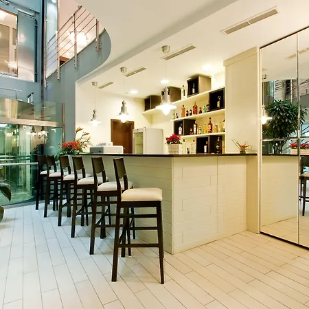 Earth & People & - Free Parking & Swimming Pool Hotel