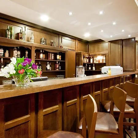 Earth & People & - Free Parking & Swimming Pool Hotel