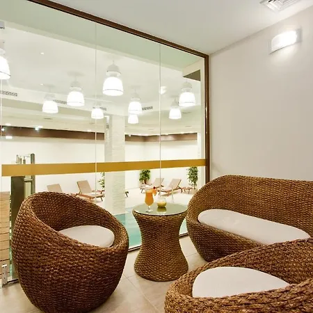 Earth & People & - Free Parking & Swimming Pool 4*