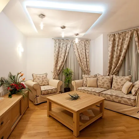 Earth & People & - Free Parking & Swimming Pool Hotel