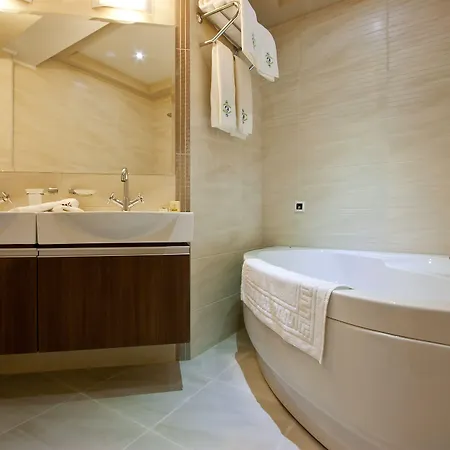 Earth & People & - Free Parking & Swimming Pool