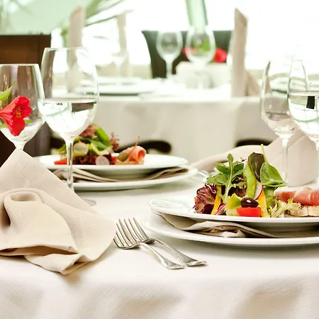 Earth & People & - Free Parking & Swimming Pool Hotel 4*