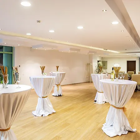 Earth & People & - Free Parking & Swimming Pool 4*