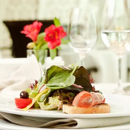 Earth & People & - Free Parking & Swimming Pool Hotel