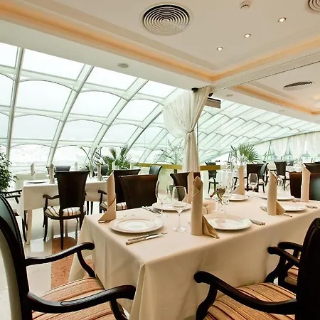 Earth & People & - Free Parking & Swimming Pool 4*