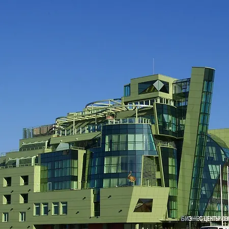 מלון Earth & People & - Free Parking & Swimming Pool 4*
