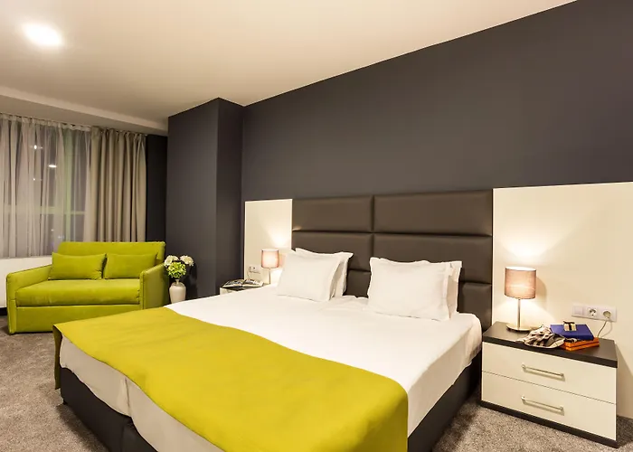 Hotell Earth & People & - Free Parking & Swimming Pool