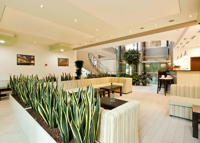 Hotell Earth & People & - Free Parking & Swimming Pool