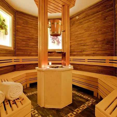 Хотел Earth & People & - Free Parking & Swimming Pool 4*