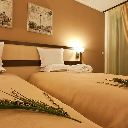 Earth & People & - Free Parking & Swimming Pool Хотел 4*