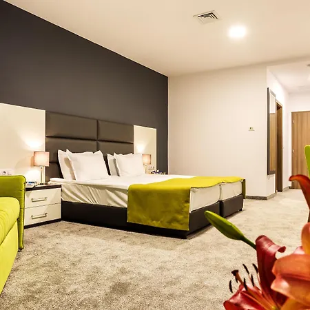 Earth & People & - Free Parking & Swimming Pool Hotel