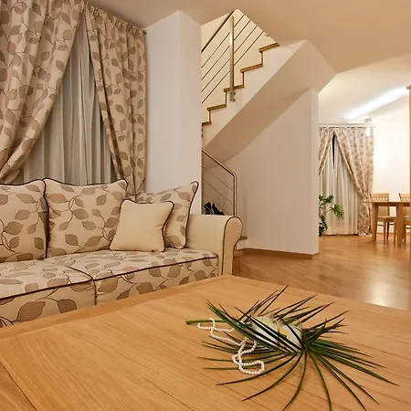 Earth & People & - Free Parking & Swimming Pool 4*