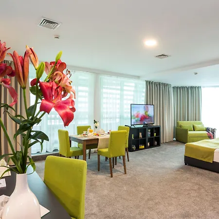 Earth & People & - Free Parking & Swimming Pool Otel