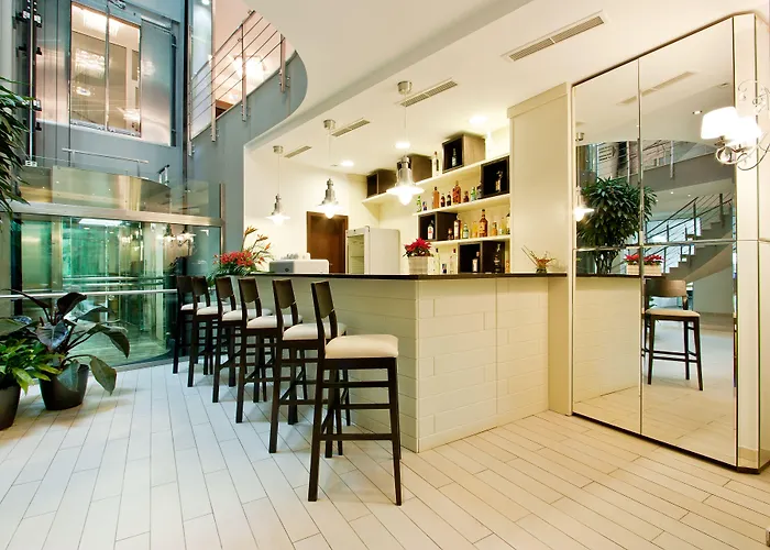 Earth & People & - Free Parking & Swimming Pool Otel