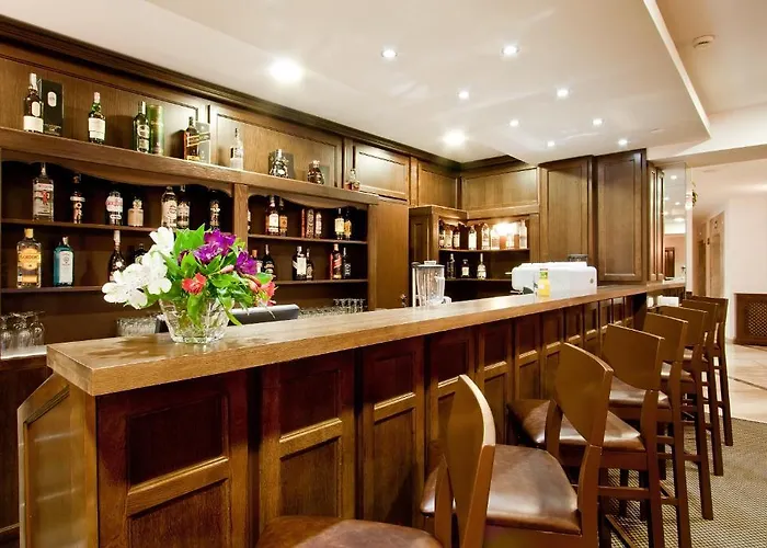 Earth & People & - Free Parking & Swimming Pool Otel