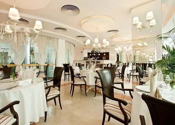 Earth & People & - Free Parking & Swimming Pool Otel