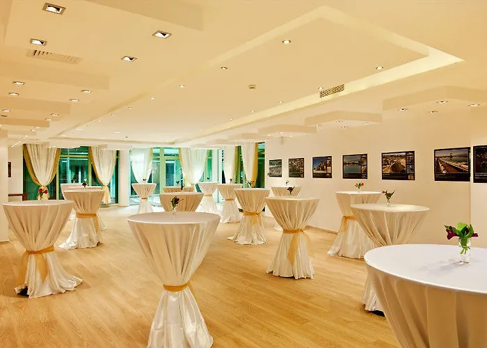 Earth & People & - Free Parking & Swimming Pool Otel 4*